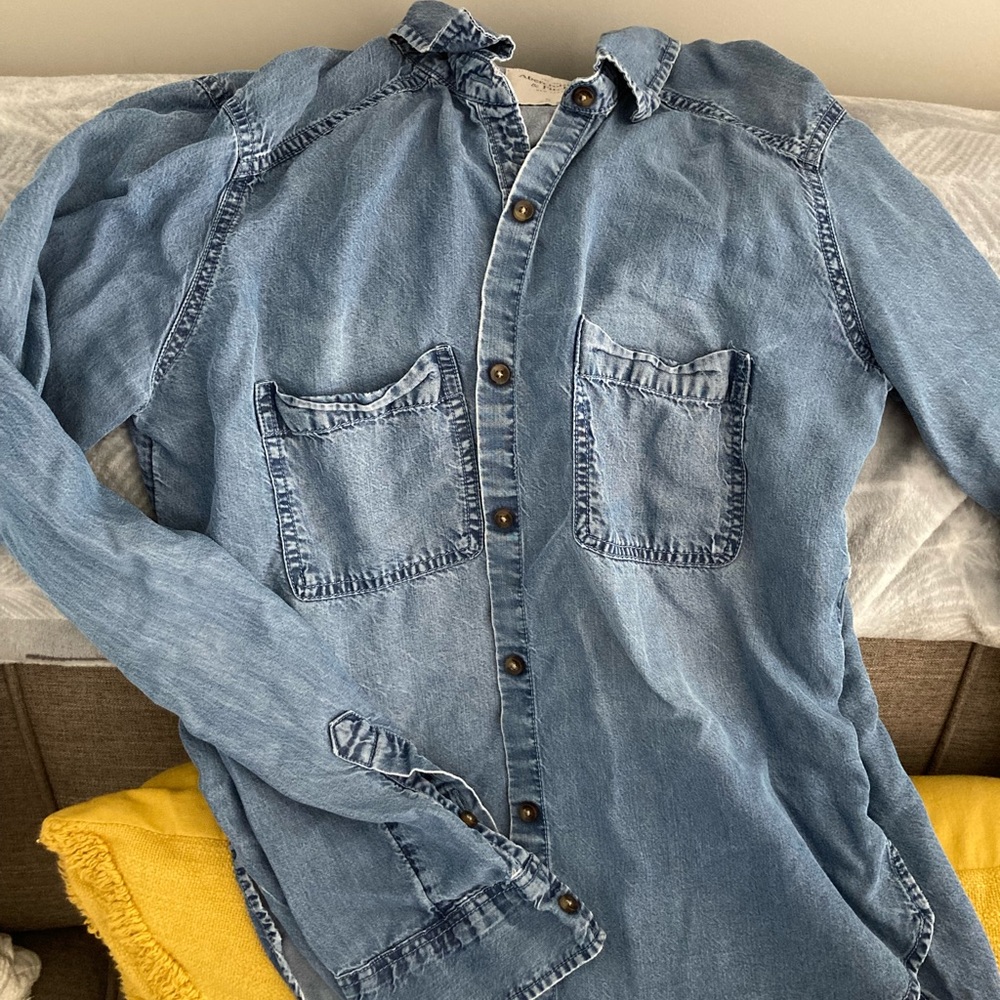 Abercrombie & Fitch Chambray Blue Button Down Shirt.  Size Small.